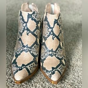 Steve Madden ✨ Camryn Snake Skin Boots